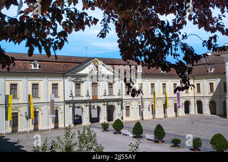 Le 18th siècle baroque Residenzschloss Ludwigsburg, inspiré par le château de Versailles. Vue sur l'entrée de la cour intérieure. Baden-Württembe Banque D'Images