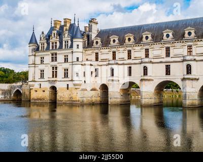 Vue impressionnante sur le château de Chenonceau qui enjambe le cher, vallée de la Loire, France Banque D'Images