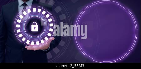 Homme d'affaires présentant Padlock à la main et montrant des messages importants. L'homme en costume affiche le symbole au-dessus du palmier et des informations de base sur le côté. Banque D'Images