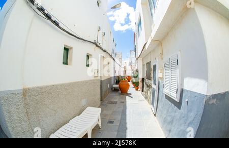 Les rues étroites sont ornées de fleurs sur les balcons et de très grands pots de fleurs dans l'île des Canaries d'Ojos de Garza Banque D'Images