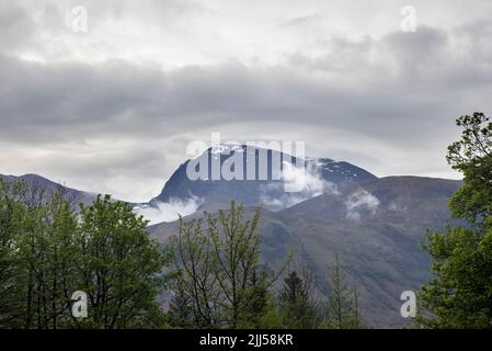 aperçu de ben nevis à travers la brume la plus haute montagne de grande-bretagne à 1345 m à fort william ecosse Banque D'Images