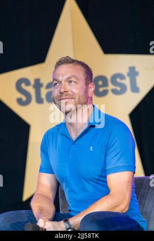 CarFest North, Cheshire, Royaume-Uni. 23rd juillet 2022. Sir Chris Hoy avec Louise Minchin à StarFest, une partie de CarFest North organisée par Chris Evans. Crédit : Julian Kemp/Alay Live News Banque D'Images