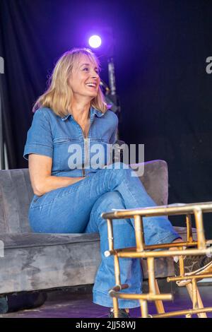 CarFest North, Cheshire, Royaume-Uni. 23rd juillet 2022. Sir Chris Hoy avec Louise Minchin à StarFest, une partie de CarFest North organisée par Chris Evans. Crédit : Julian Kemp/Alay Live News Banque D'Images