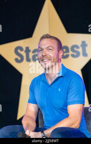 CarFest North, Cheshire, Royaume-Uni. 23rd juillet 2022. Sir Chris Hoy avec Louise Minchin à StarFest, une partie de CarFest North organisée par Chris Evans. Crédit : Julian Kemp/Alay Live News Banque D'Images