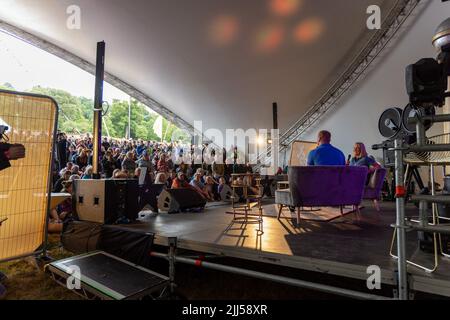 CarFest North, Cheshire, Royaume-Uni. 23rd juillet 2022. Sir Chris Hoy avec Louise Minchin à StarFest, une partie de CarFest North organisée par Chris Evans. Crédit : Julian Kemp/Alay Live News Banque D'Images