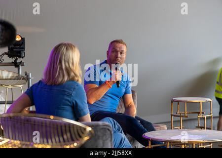 CarFest North, Cheshire, Royaume-Uni. 23rd juillet 2022. Sir Chris Hoy avec Louise Minchin à StarFest, une partie de CarFest North organisée par Chris Evans. Crédit : Julian Kemp/Alay Live News Banque D'Images