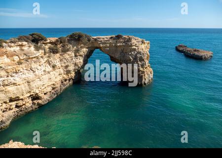 Arche naturelle d'Albandeira à marée basse. Point de repère à Lagoa, Algarve. Banque D'Images