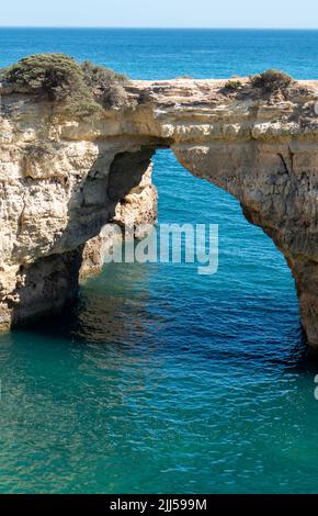 Arche naturelle d'Albandeira à marée basse. Point de repère à Lagoa, Algarve. Banque D'Images