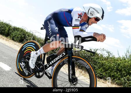 France. 23rd juillet 2022. France. 23rd juillet 2022. Belge Yves Lampaert de Quick-Step Alpha Vinyl photographié en action pendant la phase 20 de la course cycliste Tour de France, un essai individuel de 40,7km temps de Lacapelle-Marival à Rocamadour, France, le samedi 23 juillet 2022. Le Tour de France de cette année a lieu du 01 au 24 juillet 2022. BELGA PHOTO DAVID PINTENS - UK OUT crédit: Belga News Agency/Alay Live News crédit: Belga News Agency/Alay Live News Banque D'Images
