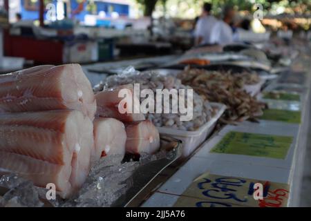 Tas de poissons frais et de crevettes sur les comptoirs du marché public à Ubatuba, SP, Brésil. Fruits de mer crus. Banque D'Images