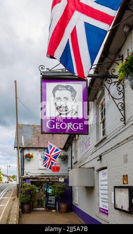 The George, un pub en bord de route avec un panneau George Orwell 1984 et drapeau Union Jack à Fordingbridge, un petit village dans la New Forest, Hampshire Banque D'Images
