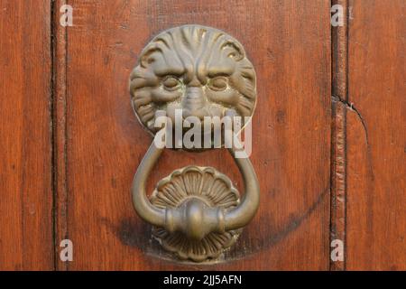 Un vieux cognement vintage sur la porte en bois Banque D'Images