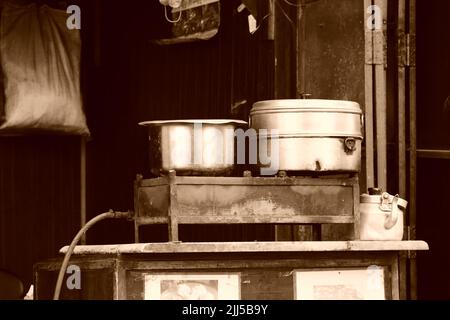 Une cuisinière à gaz avec ustensiles dans une petite boutique de Kasauli. Banque D'Images