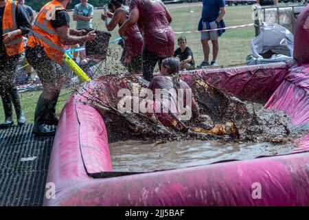 Abington Park, Northampton, Royaume-Uni. 23rd juillet 2022. Course for Life Pretty Muddy, collecte de fonds pour cancer Research, un chemin d'obstacles qui serpente à travers le très pittoresque Abington Park. Crédit : Keith J Smith./Alamy Live News. Banque D'Images