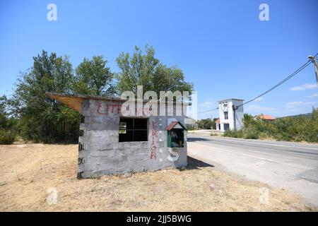 Une petite bibliothèque gratuite est photographiée montée dans une maison abandonnée dans le village de Razvodje près de Sibenik, Croatie sur 23 juillet 2022. Peu de bibliothèque gratuite est projet pour encourager les locaux et les touristes à lire plus de livres. Photo: Hrvoje Jelavic/PIXSELL crédit: Pixsell Agence photo et vidéo/Alamy Live News Banque D'Images