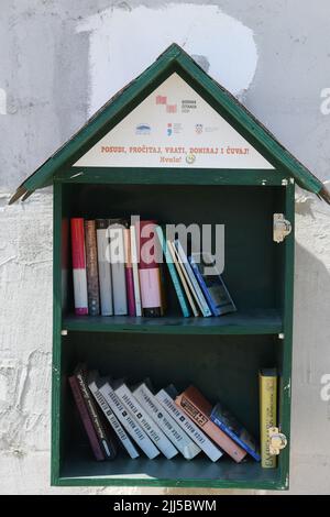 Une petite bibliothèque gratuite est photographiée montée dans une maison abandonnée dans le village de Razvodje près de Sibenik, Croatie sur 23 juillet 2022. Peu de bibliothèque gratuite est projet pour encourager les locaux et les touristes à lire plus de livres. Photo: Hrvoje Jelavic/PIXSELL crédit: Pixsell Agence photo et vidéo/Alamy Live News Banque D'Images