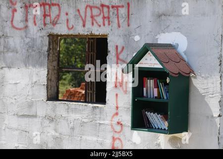 Une petite bibliothèque gratuite est photographiée montée dans une maison abandonnée dans le village de Razvodje près de Sibenik, Croatie sur 23 juillet 2022. Peu de bibliothèque gratuite est projet pour encourager les locaux et les touristes à lire plus de livres. Photo: Hrvoje Jelavic/PIXSELL crédit: Pixsell Agence photo et vidéo/Alamy Live News Banque D'Images