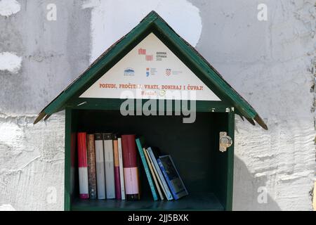 Une petite bibliothèque gratuite est photographiée montée dans une maison abandonnée dans le village de Razvodje près de Sibenik, Croatie sur 23 juillet 2022. Peu de bibliothèque gratuite est projet pour encourager les locaux et les touristes à lire plus de livres. Photo: Hrvoje Jelavic/PIXSELL crédit: Pixsell Agence photo et vidéo/Alamy Live News Banque D'Images