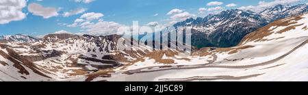 Une vue magnifique sur les collines à couper le souffle de l'Autriche, et la célèbre route alpine de Grossglockner en premier plan Banque D'Images