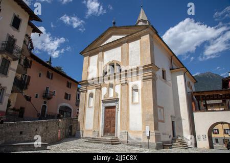 Une vue magnifique de l'église Saint Jacob et Philippe, Chiesa Valmalenco, SO, Valtellina, Italie Banque D'Images