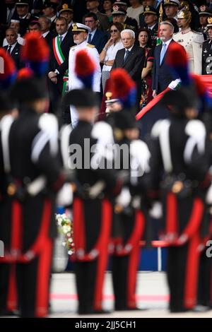 Turin, Italie. 23 juillet 2022. Stefano Lo Russo, Maire de Turin, Giuseppe Cavo Dragone, Chef d'état-major de la Défense, Sergio Mattarella, Président de l'Italie, et Lorenzo Guérini, Ministre de la Défense, Sont vus lors de la cérémonie d'assermentation des cadets Carabinieri du cours 140th de l'école de Turin à l'occasion du bicentenaire de la fondation de l'école Allievi Carabinieri de Turin. Credit: Nicolò Campo/Alay Live News Banque D'Images