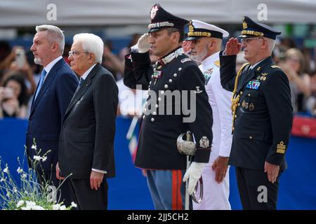 Turin, Italie. 23 juillet 2022. Sergio Mattarella (2nd de L), président de l'Italie, et Lorenzo Guérini, ministre de la Défense, sont vus lors de la cérémonie d'assermentation des cadets Carabinieri du cours 140th de l'école de Turin à l'occasion du bicentenaire de la fondation de l'école Allievi Carabinieri de Turin. Credit: Nicolò Campo/Alay Live News Banque D'Images