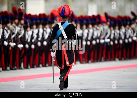 Turin, Italie. 23 juillet 2022. Un officier carabiniere marche lors de la cérémonie d'assermentation des cadets Carabinieri du cours 140th de l'école de Turin à l'occasion du bicentenaire de la fondation de l'école Allievi Carabinieri de Turin. Credit: Nicolò Campo/Alay Live News Banque D'Images