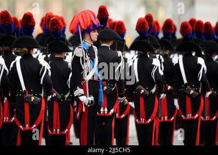 Turin, Italie. 23 juillet 2022. Les cadets Carabinieri sont vus lors de la cérémonie d'assermentation des cadets Carabinieri du cours 140th de l'école de Turin à l'occasion du bicentenaire de la fondation de l'école Allievi Carabinieri de Turin. Credit: Nicolò Campo/Alay Live News Banque D'Images