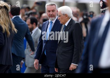 Turin, Italie. 23 juillet 2022. Sergio Mattarella (R), président de l'Italie, et Lorenzo Guérini, ministre de la Défense, sont vus lors de la cérémonie d'assermentation des cadets Carabinieri du cours 140th de l'école de Turin à l'occasion du bicentenaire de la fondation de l'école Allievi Carabinieri de Turin. Credit: Nicolò Campo/Alay Live News Banque D'Images