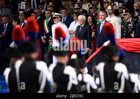 Turin, Italie. 23 juillet 2022. Stefano Lo Russo, Maire de Turin, Giuseppe Cavo Dragone, Chef d'état-major de la Défense, Sergio Mattarella, Président de l'Italie, et Lorenzo Guérini, Ministre de la Défense, Sont vus lors de la cérémonie d'assermentation des cadets Carabinieri du cours 140th de l'école de Turin à l'occasion du bicentenaire de la fondation de l'école Allievi Carabinieri de Turin. Credit: Nicolò Campo/Alay Live News Banque D'Images