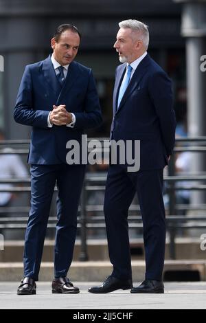 Turin, Italie. 23 juillet 2022. Alberto Cirio (L), Président du Piémont, s'entretient avec Lorenzo Guérini, Ministre de la Défense, avant la cérémonie d'assermentation des cadets Carabinieri du cours 140th de l'école de Turin à l'occasion du bicentenaire de la fondation de l'école Allievi Carabinieri de Turin. Credit: Nicolò Campo/Alay Live News Banque D'Images