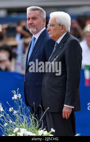 Turin, Italie. 23 juillet 2022. Sergio Mattarella (R), président de l'Italie, et Lorenzo Guérini, ministre de la Défense, sont vus lors de la cérémonie d'assermentation des cadets Carabinieri du cours 140th de l'école de Turin à l'occasion du bicentenaire de la fondation de l'école Allievi Carabinieri de Turin. Credit: Nicolò Campo/Alay Live News Banque D'Images