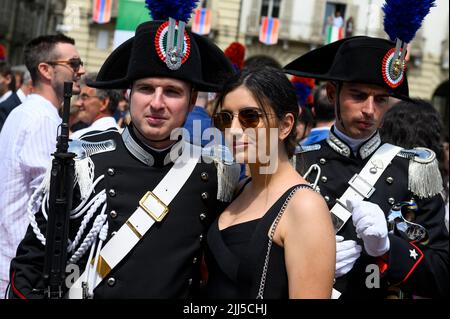 Turin, Italie. 23 juillet 2022. Un officiel carabiniere pose une photo après la cérémonie d'assermentation des cadets Carabinieri du cours 140th de l'école de Turin à l'occasion du bicentenaire de la fondation de l'école Allievi Carabinieri de Turin. Credit: Nicolò Campo/Alay Live News Banque D'Images