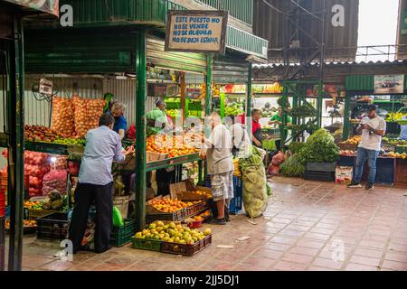Les gens achètent des fruits sur un marché de la Plaza Minorista à Medellin, en Colombie Banque D'Images