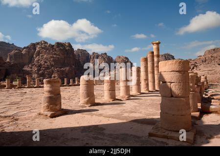 Colonnes dans la rue colonnadée de l'ancienne ville de Petra, en Jordanie, site classé au patrimoine mondial de l'UNESCO depuis 1985 Banque D'Images