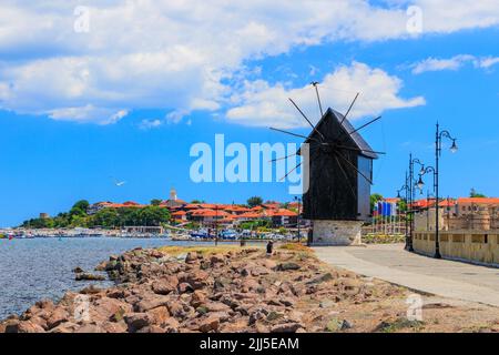 Nessebar (Nesebar), Bulgarie. L'ancienne ville de Nessebar, le moulin à vent en bois. Côte de la mer Noire, Burgas. Banque D'Images