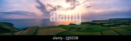 Coucher de soleil sur les champs et les fermes de Caunter Beach et Cliffs, Hartland Cornwall Heritage Coast, South West Coast Path, Bude, North Cornwall, Angleterre Banque D'Images