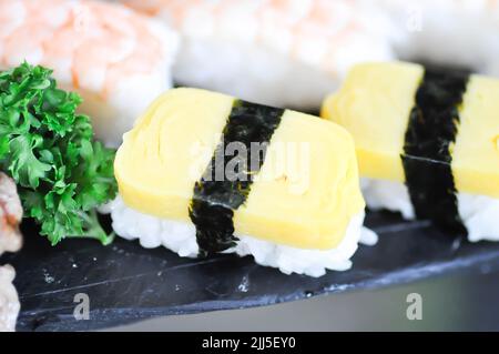 sushi ou sushi aux œufs, riz recouvert d'œufs et de sushis aux crevettes ou de petits pains aux œufs à la vapeur Banque D'Images