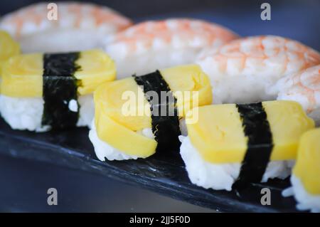 sushi ou sushi aux œufs, riz recouvert d'œufs et de sushis aux crevettes ou de petits pains aux œufs à la vapeur Banque D'Images