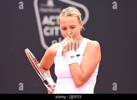 Hambourg, Allemagne. 23rd juillet 2022. Tennis: WTA Tour, célibataires, femmes, finale: Kontaveit (Estonie) - Pera (Etats-Unis). Anet Kontaveit réagit. Credit: Daniel Bockwoldt/dpa/Alay Live News Banque D'Images