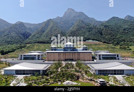 (220723) -- BEIJING, 23 juillet 2022 (Xinhua) -- photo aérienne prise sur 23 juillet 2022 montre une vue de la branche Xi'an des Archives nationales des publications et de la culture à Xi'an, dans la province du Shaanxi, dans le nord-ouest de la Chine. Samedi, la Chine a inauguré les Archives nationales des publications et de la culture pour la préservation des ressources bibliologiques. Après trois ans de construction, le projet comprend des archives à Beijing et trois autres succursales à Xi'an, Hangzhou et Guangzhou, respectivement. Il sera responsable de l'héritage et de la préservation des ressources nationales en bibliologie après son ouverture. (Xinhua/Li Yib Banque D'Images