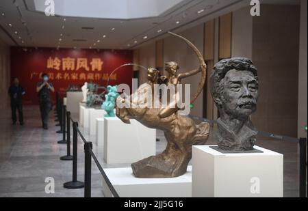 (220723) -- BEIJING, 23 juillet 2022 (Xinhua) -- photo prise sur 22 juillet 2022 montre des sculptures exposées à la branche de Guangzhou des Archives nationales des publications et de la culture à Guangzhou, dans la province de Guangdong, dans le sud de la Chine. Samedi, la Chine a inauguré les Archives nationales des publications et de la culture pour la préservation des ressources bibliologiques. Après trois ans de construction, le projet comprend des archives à Beijing et trois autres succursales à Xi'an, Hangzhou et Guangzhou, respectivement. Il sera responsable de l'héritage et de la préservation des ressources nationales en bibliologie après son ouverture. Banque D'Images