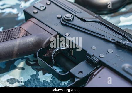Déclenchement du gros plan de la mitrailleuse. Arme de combat ou Airsoft Banque D'Images