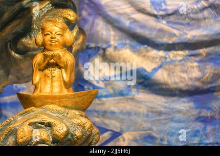 tokyo, japon - décembre 15 2021 : gros plan sur la sculpture dorée représentant le dieu des pêcheurs japonais Ebisu Sukunabikona-no-mikoto créé par Ryohei Miyat Banque D'Images