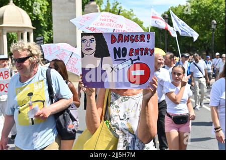 Londres, Royaume-Uni. 23rd juillet 2022. Des milliers de victimes du vaccin Covid défilent pour notre assemblée d'enfants au palais de Buckingham et défilent à Kensington vers Speaker Corner, Londres, Royaume-Uni. - 23 juillet 2022. Crédit : voir Li/Picture Capital/Alamy Live News Banque D'Images