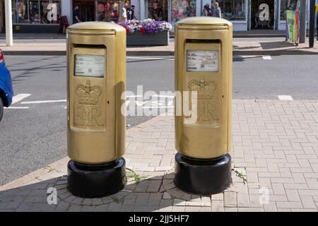 Les boîtes de poste d'or des Jeux olympiques et paralympiques d'été de 2012 sur Bridge Street à Stratford-upon-Avon. Il s'agit d'un type K à double formation. ROYAUME-UNI Banque D'Images