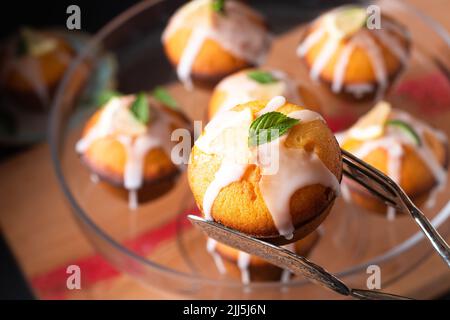 Concept alimentaire Mini gâteau bio au citron fait maison sur planche de bois avec espace copie noir Banque D'Images