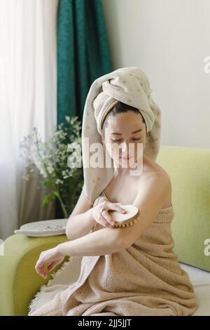 Femme massant avec une brosse sèche dans le salon Banque D'Images