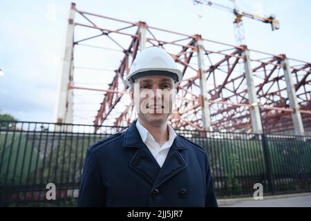 Architecte souriant portant un casque de sécurité dans l'industrie de la construction Banque D'Images