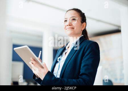 Femme d'affaires avec un PC tablette au travail Banque D'Images